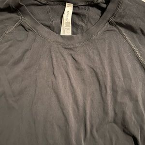 Momentum seamless black top. Looks new and feels new